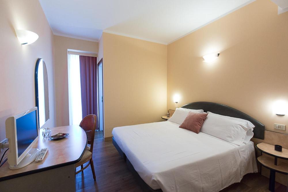 Hotel Trevi Riccione Esterno foto