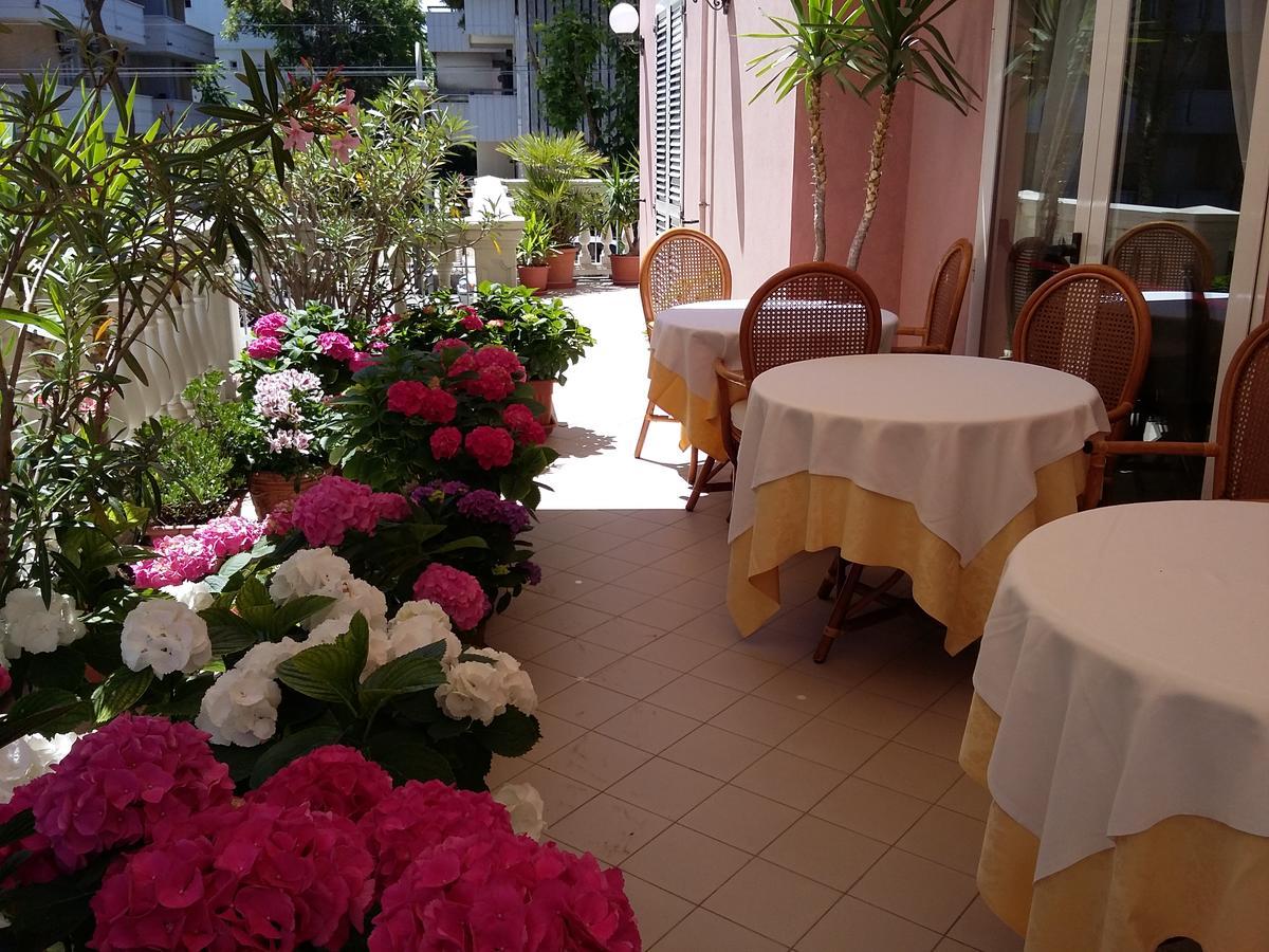 Hotel Trevi Riccione Esterno foto