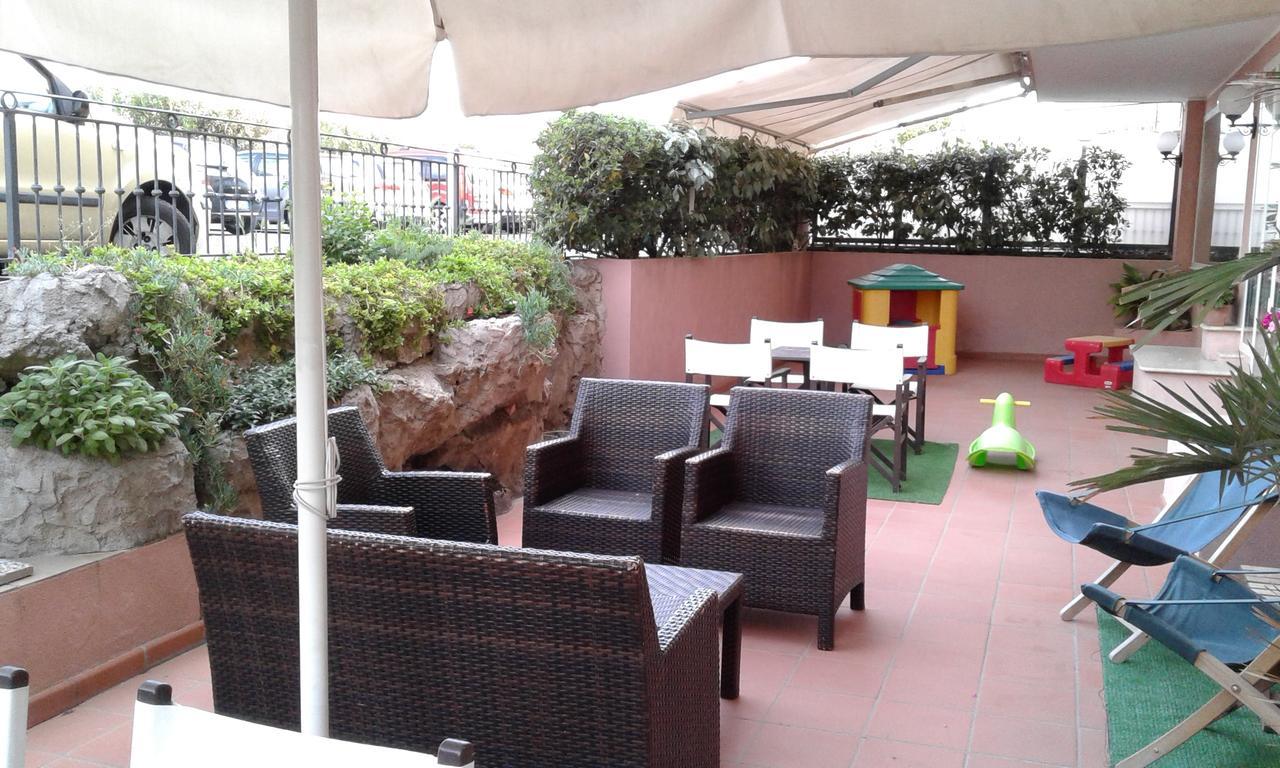 Hotel Trevi Riccione Esterno foto