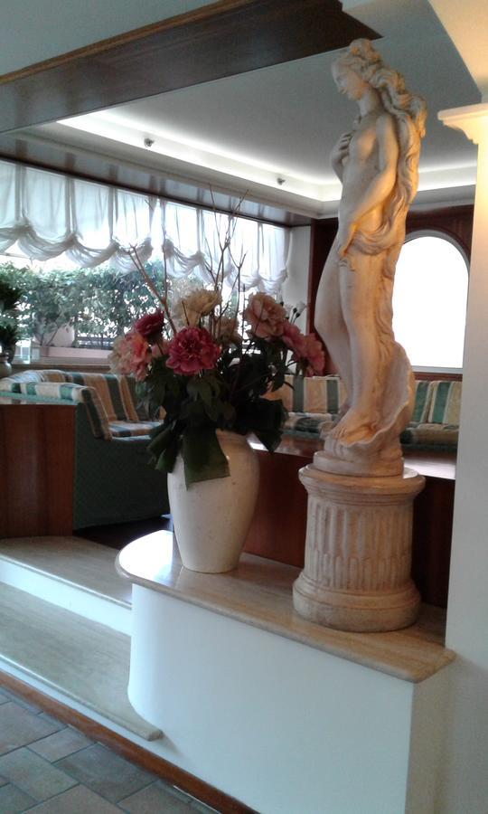 Hotel Trevi Riccione Esterno foto
