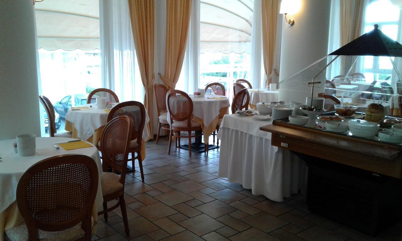 Hotel Trevi Riccione Esterno foto